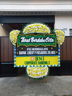 Papan Bunga Duka di Tanah Miring