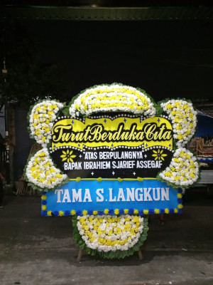 Papan Bunga Duka di Tanah Miring
