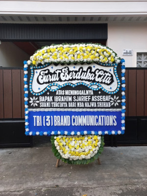 Papan Bunga Duka di Tanah Miring